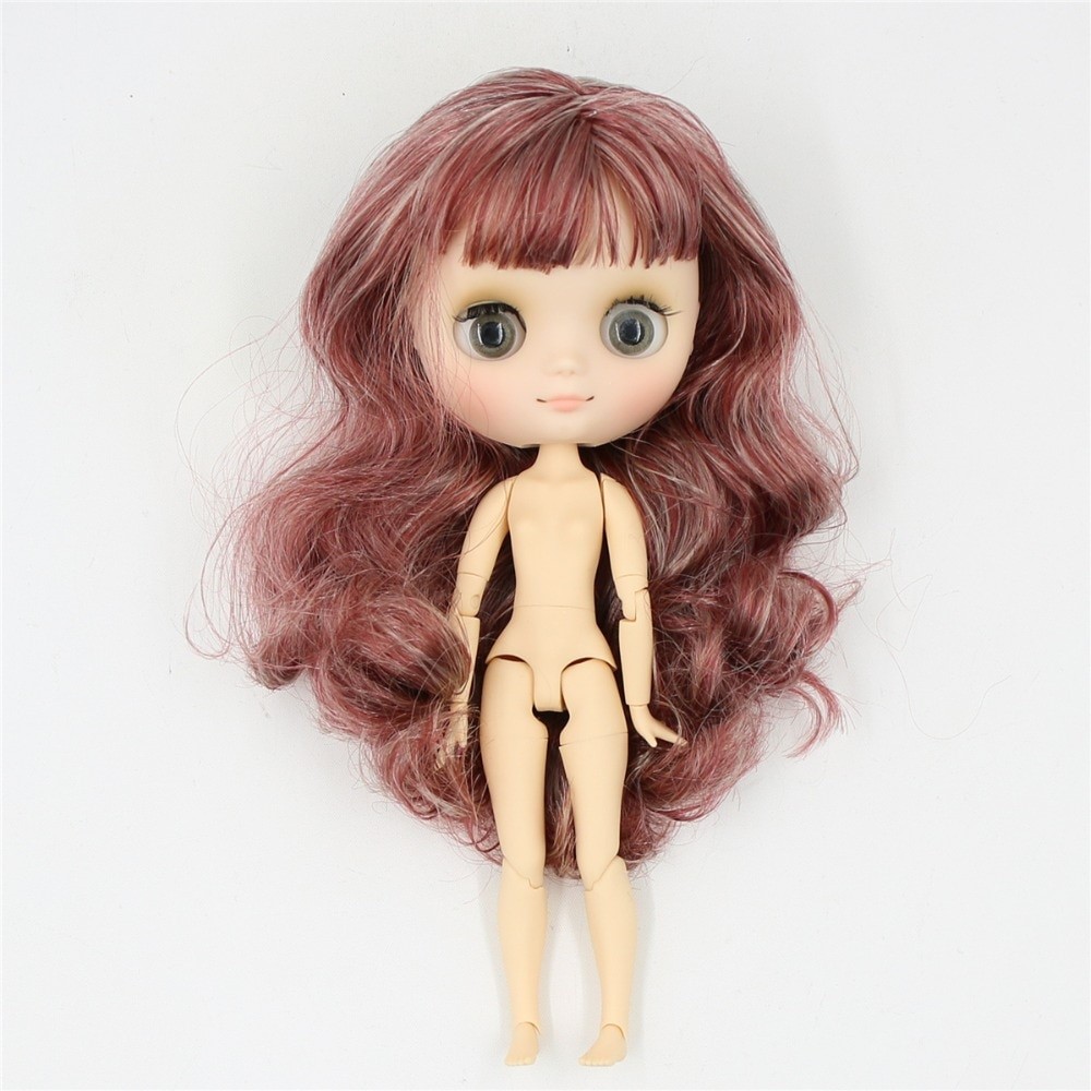 Middie Blythe Nukke, jossa on moniväriset hiukset, kallistettava pää ja nivelvartalo Middie Blythe nuket