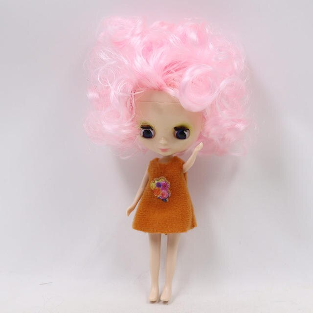 Petite Blythe Docka med rosa hår, sömniga ögon och böjbar kropp Petite Blythe dockor