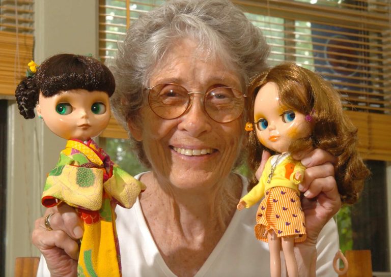 Blythe: Bescht Blythes vun der gréisster Blythe Doll Company Wien huet Blythe Poppen erstallt? https://www.thisisblythe.com/who-created-blythe-dolls/