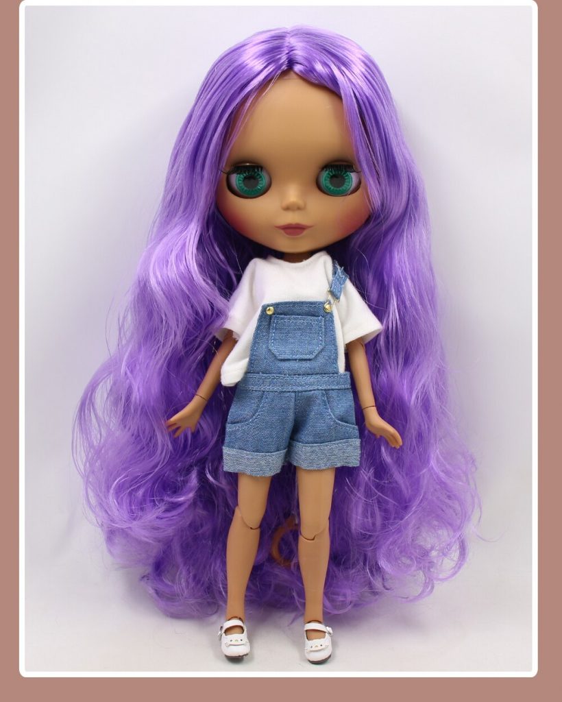 Кеті – Premium Custom Neo Лялька Блайт з фіолетовим волоссям, темною шкірою та матовим милим обличчям 1