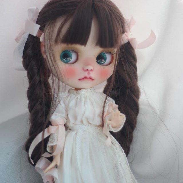 Poupée GABRIELLE – BLYTHE OOAK Custom Faite Main – Unique + Vêtements
