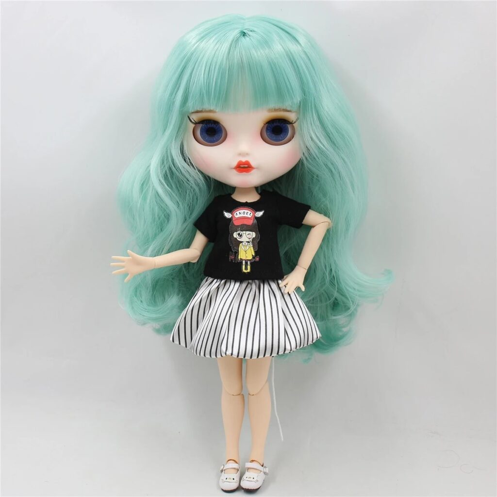 Robyn – Premium Custom Neo Blythe Puppe mit grünem Haar, weißer Haut und mattem, lächelndem Gesicht 1
