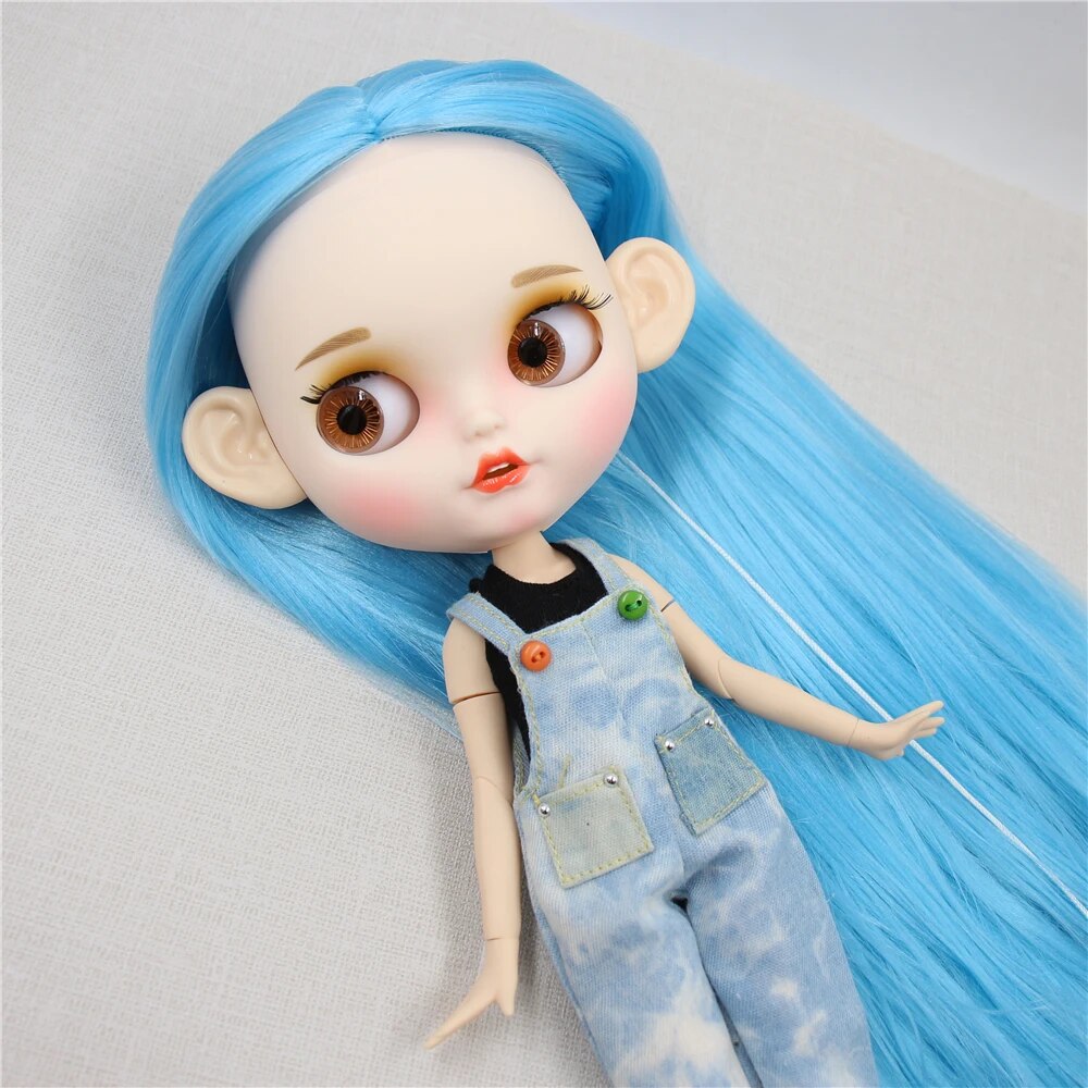 Rut – Premium Custom Neo Blythe Muñeca con cabello azul, piel blanca y cara sonriente mate 1