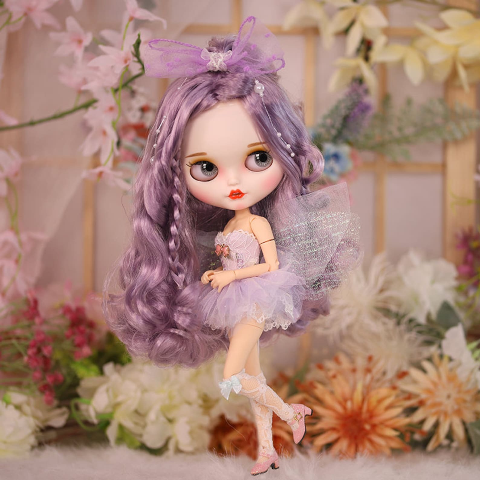 Fee Elfie – Premium Custom Neo Blythe Pop met paars haar, witte huid en mat lachend gezicht