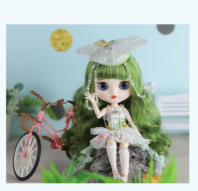 Zoey – Premium Custom Neo Blythe Doll with Green Hair, White Skin & Matte Smiling Face 5