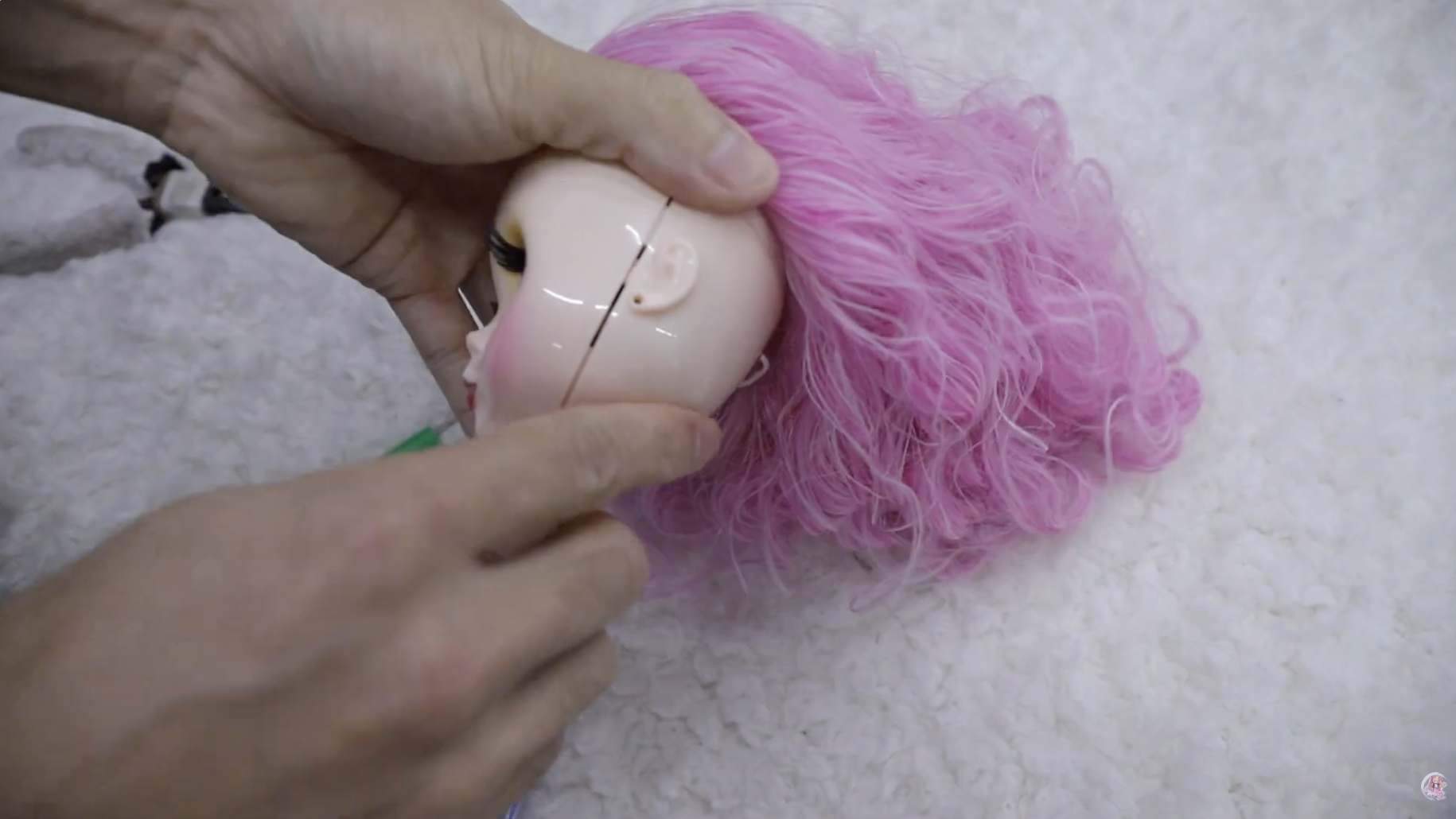 VIP CLUB ๐ 12 Aligning the eyes inside the assembled Blythe doll head