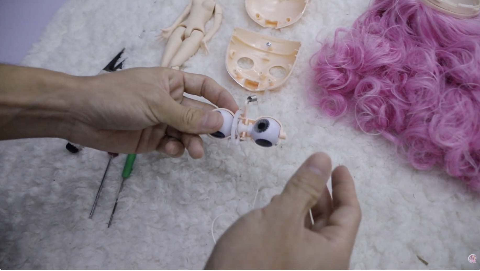 Assembling the Blythe doll eye mechanism with chosen eyechips
