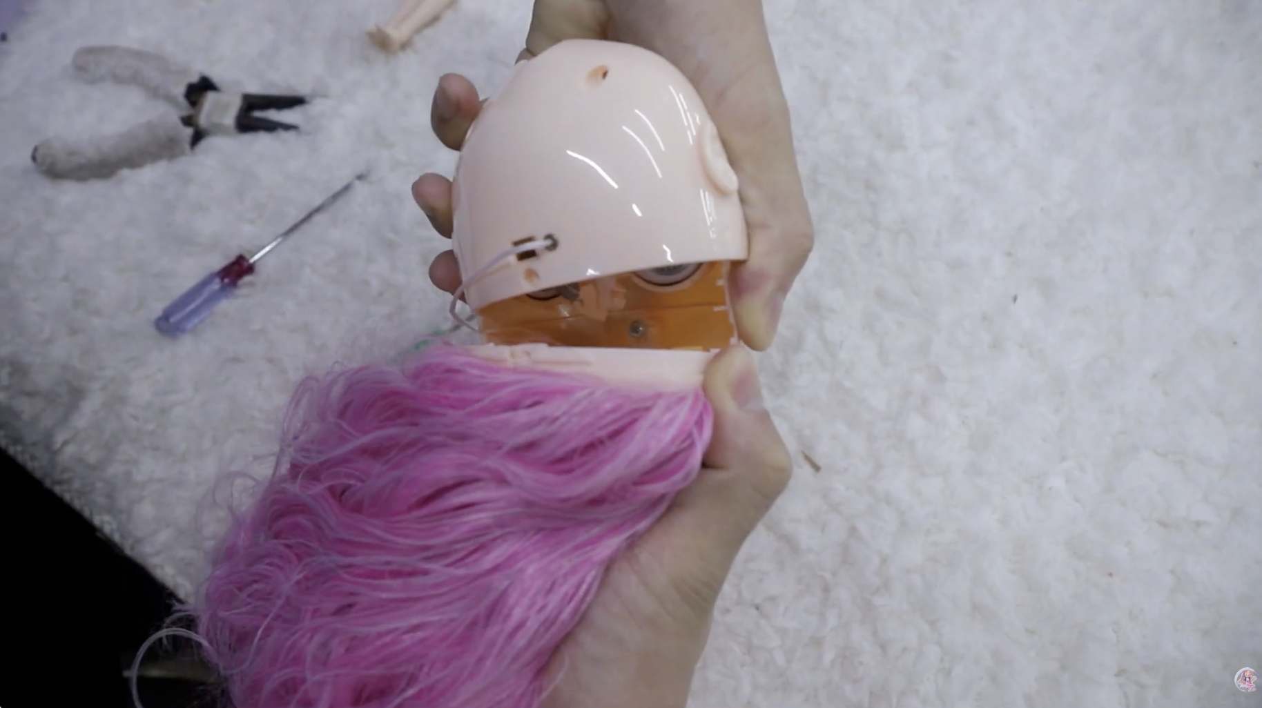 VIP CLUB ๐ 9 Threading the pull-cord that changes the Blythe doll's gaze