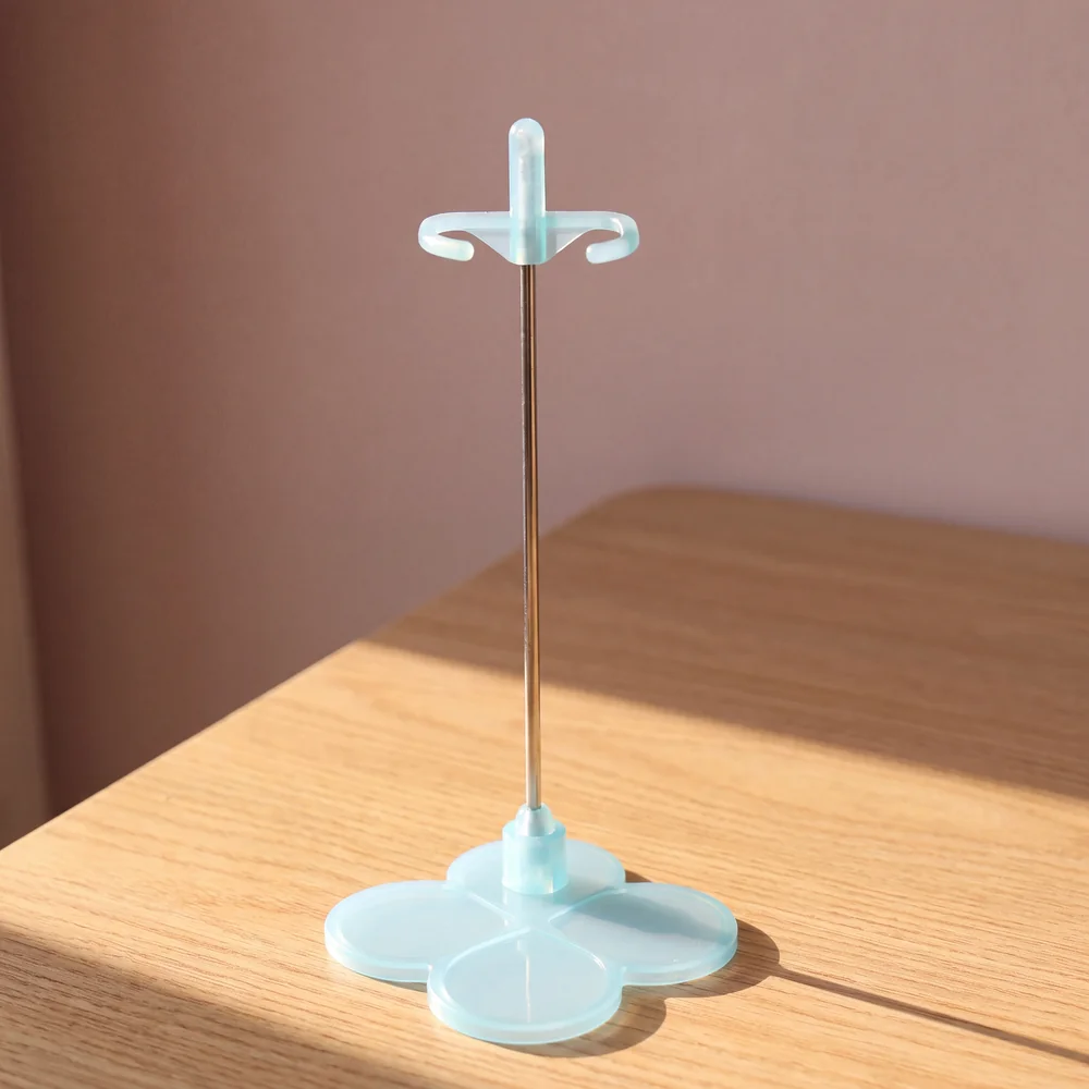 Neo Blythe Colorful Doll Stand 6 Blue Blythe doll stand with clover base on a wooden table