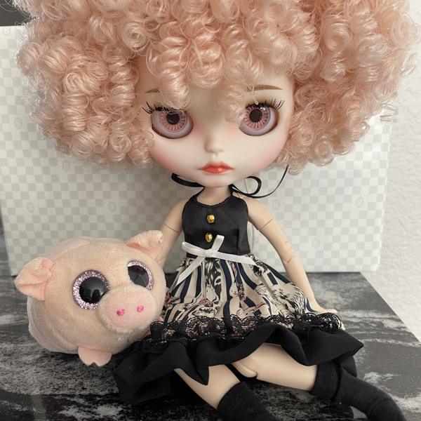 This Is Blythe customer photo from the United States: custom Neo Blythe doll Ruby with peach curly hair